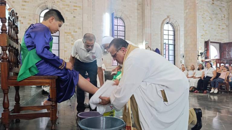 El sacerdote Julio Alfonso Castillo realizó el lavatorio de pies a 12 adolescentes que representaron a los apóstoles.