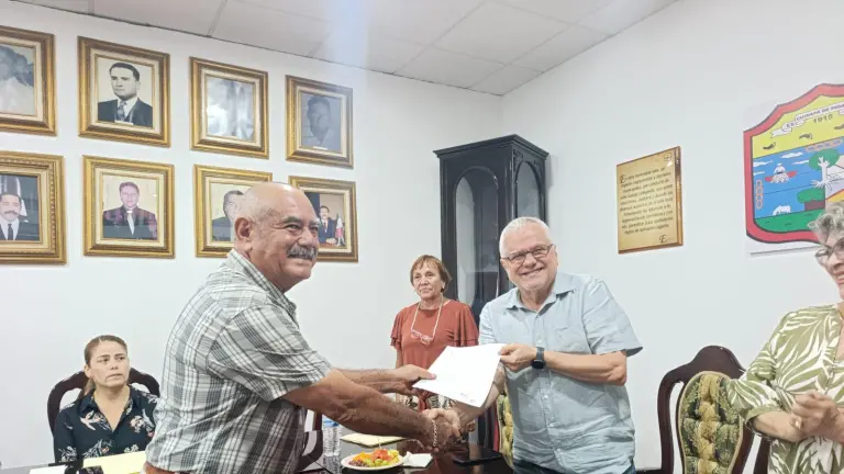 El Alcalde de Escuinapa Víctor Manuel Díaz Simental entrega el nombramiento al nuevo Oficial Mayor, Jaime Castro Ruelas.