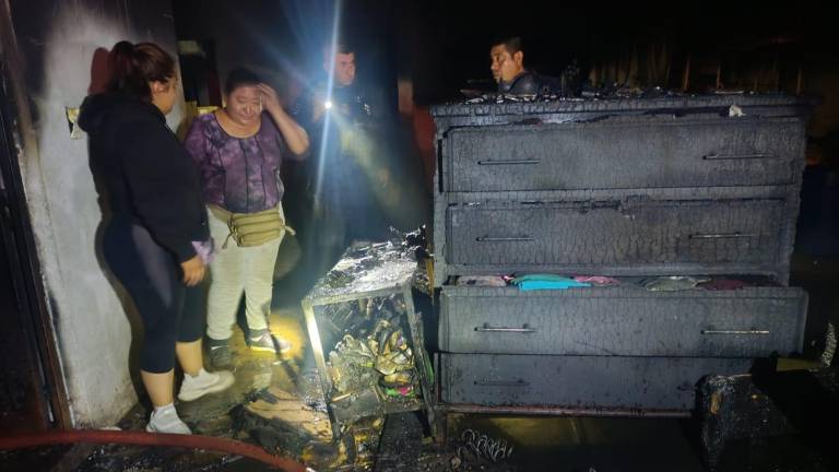 La recámara de la vivienda de Leonor quedó consumida por el fuego; ahí guardaba los ahorros con los que trabajaría esta temporada decembrina.