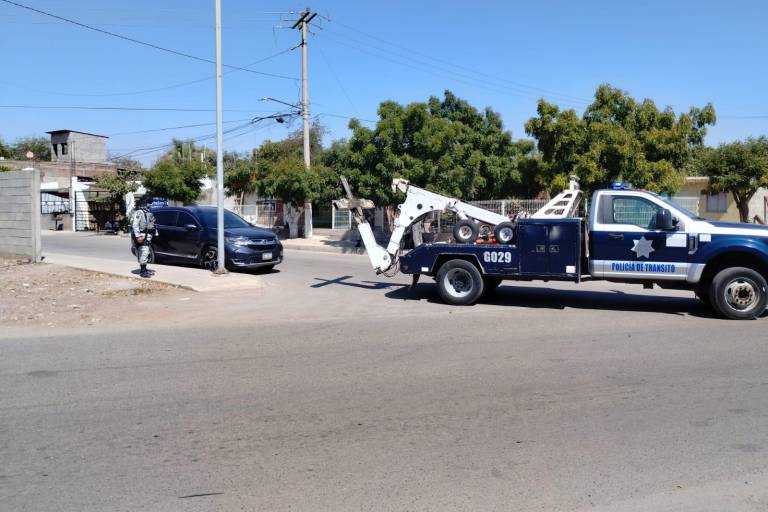 Aseguran camioneta tras reporte de balacera en colonia El Ranchito, Culiacán