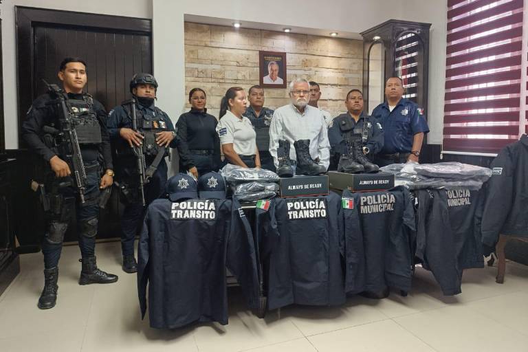 Entregan uniformes a elementos de la DSPyTM en Escuinapa