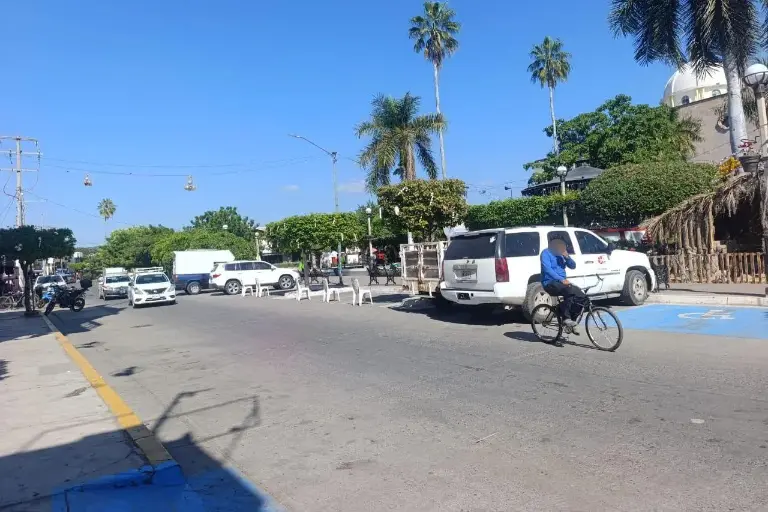 Habitantes de Escuinapa reportaron enfrentamientos armados y explosiones en distintos puntos de la ciudad este domingo.