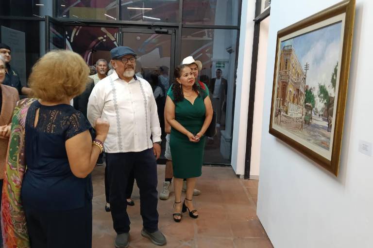 El público aprecia la muestra.