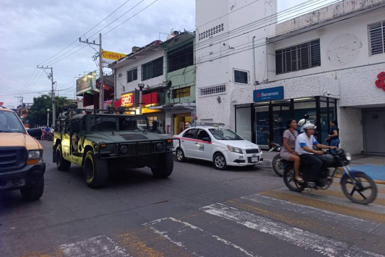 Mientras tanto, militares realizan recorridos por la ciudad.