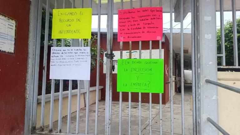Protesta en el Centro de Atención Múltiple 9 de Escuinapa.