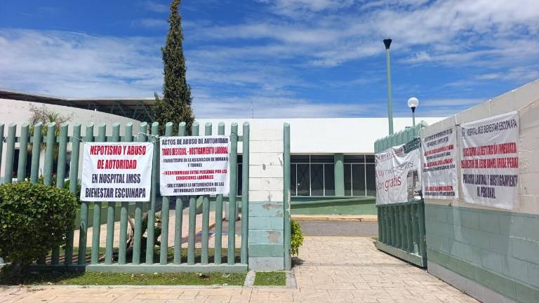 Lonas instaladas en el acceso al Hospital IMSS Bienestar de Escuinapa.