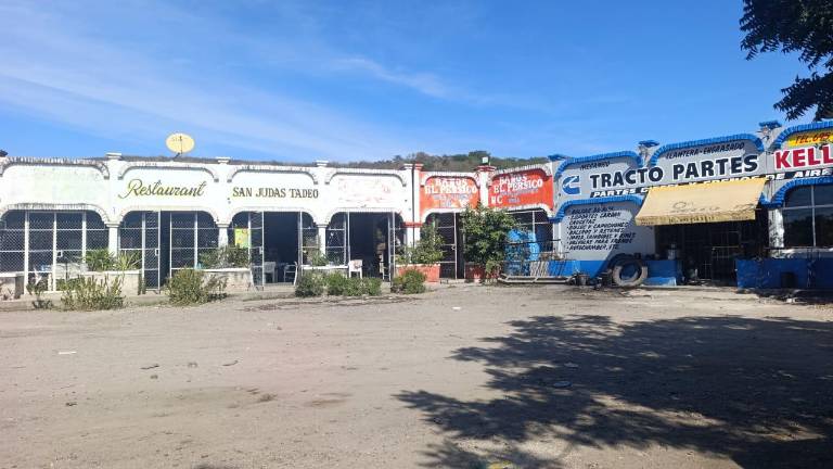 Los negocios del parador turístico lucen sin clientes.