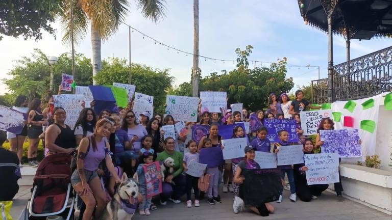 Un grupo nutrido de mujeres y algunos niños salieron a las calles a exigir justicia.