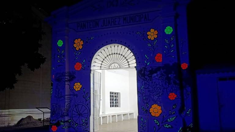 El mural consta de una obra gráfica llena de bicicletas, flores y calaveras.