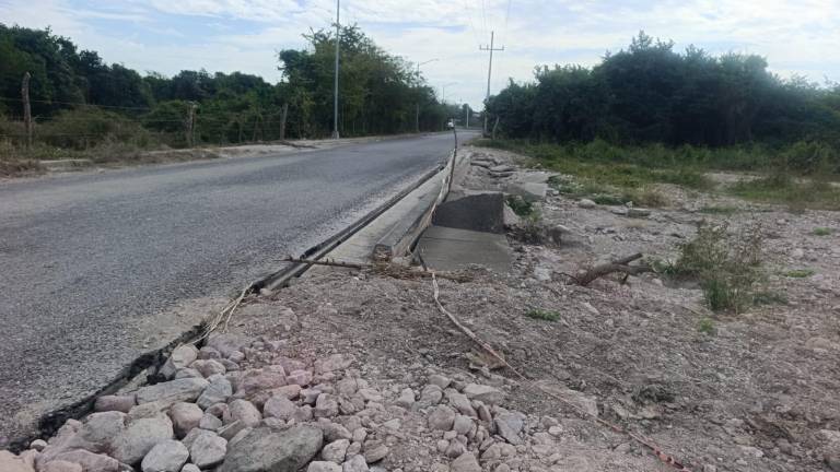 El camino de acceso a la Universidad Tecnológica de Escuinapa mantiene los daños que dejaron las lluvias del año pasado.