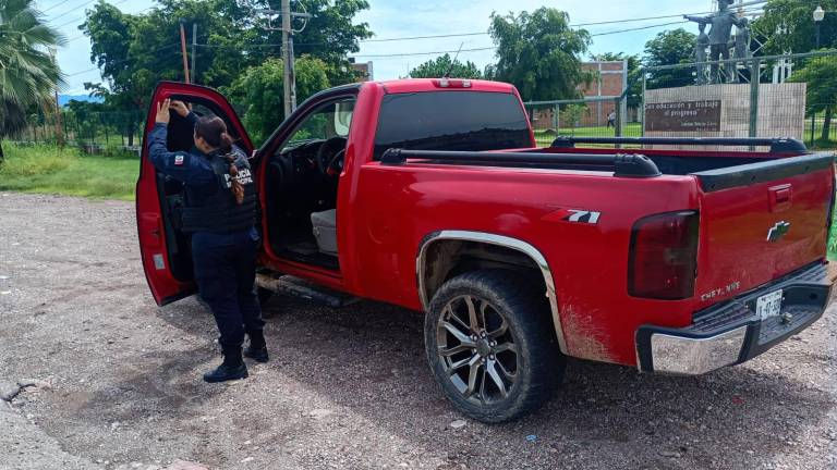 Agentes de Tránsito Municipal de Escuinapa mantienen operativo para retirar polarizados a vehículos en comunidades del valle.