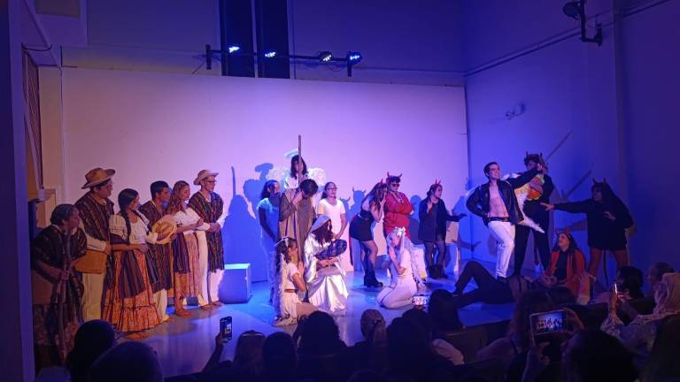 Elenco en escena durante la “Pastorela Mexicana”, arrancando risas del público con sus divertidas interpretaciones.