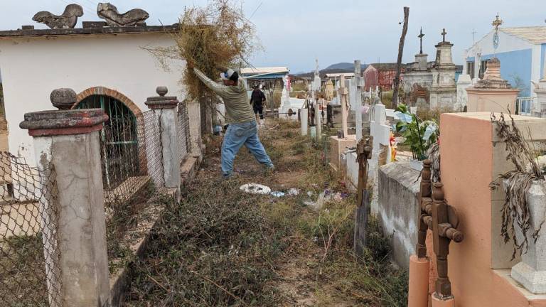 Personal de Obras Públicas inició con la limpieza de panteones en Rosario.