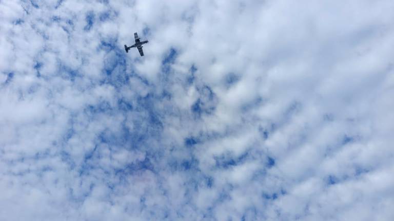 En Escuinapa se observaron los sobrevuelos de una avioneta de la Marina, desplegada para reforzar la seguridad en la ciudad.