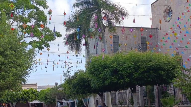 Los alrededores de la Parroquia San Francisco de Asís fueron decorados con “ojos de Dios” previo a su festividad.