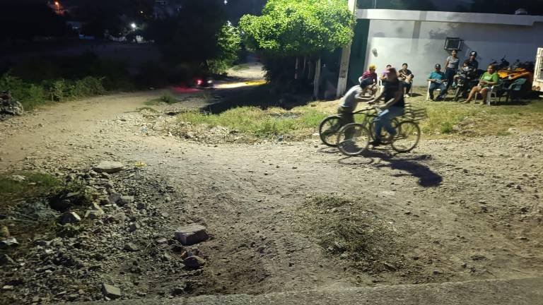 En la colonia Pueblo Nuevo, de Escuinapa, vecinos piden mejorar las calles y el alumbrado.