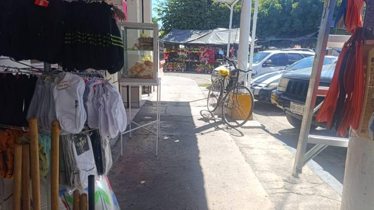 El Gobierno de Escuinapa limpia banquetas y calles para garantizar el paso de peatones.