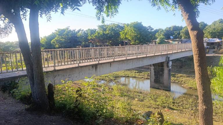 El pueste muestra parte de la barandilla de la estructura de metal despegada.