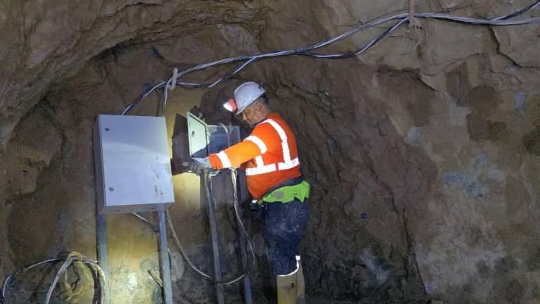 Equipos de rescate se preparan para ingresar a la mina Santa Fe, en Rosario, tras avanzar en la extracción de agua.