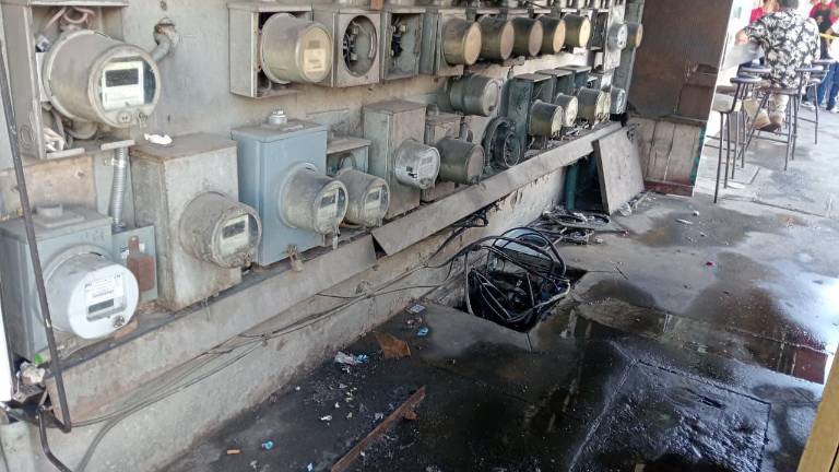 Elementos del Cuerpo de Bomberos acudieron al Mercado Pino Suárez tras el reporte de un conato de incendio en el área de medidores.