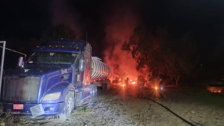 Bomberos controlaron el incendio y evitaron que las llamas alcanzaran una cisterna cercana.