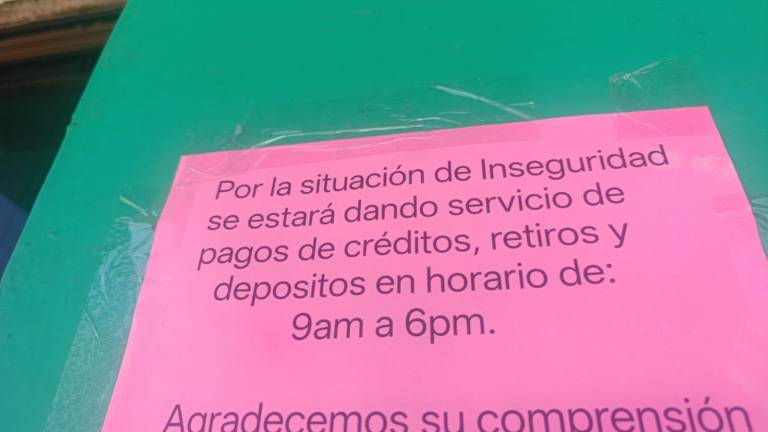 En las puertas de los negocios se han colocado leyendas de una disminución en horario de atención al público.
