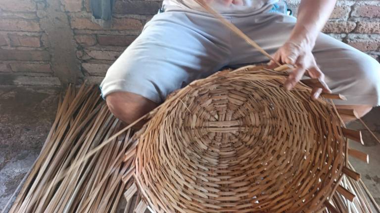 La elaboración de canastos de palma en Escuinapa es una tradición que ha pasado por generaciones.