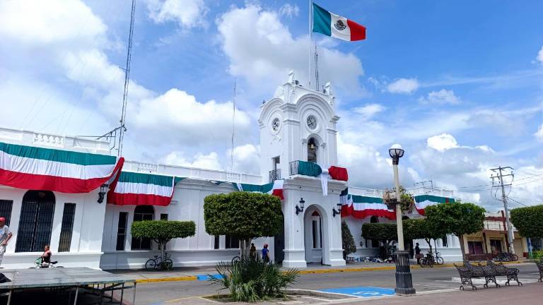 Palacio Municipal de Escuinapa luce la decoración tricolor instalada para conmemorar las fiestas patrias.
