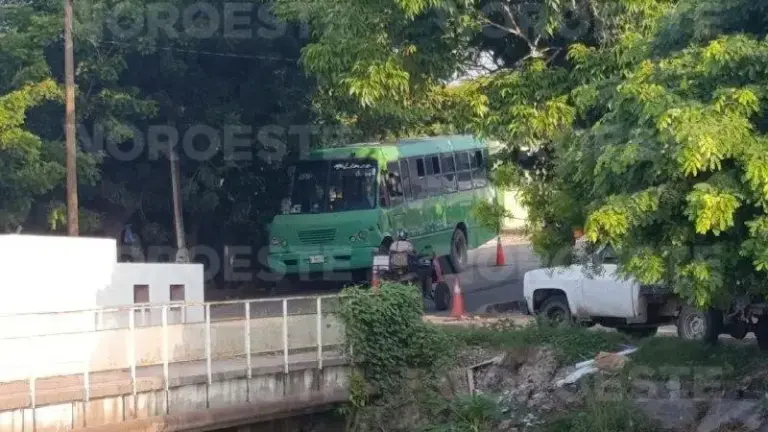 Durante la mañana de este jueves un camión del transporte urbano de Escuinapa que trasladaba a estudiantes de secundaria fue atacado a balazos.