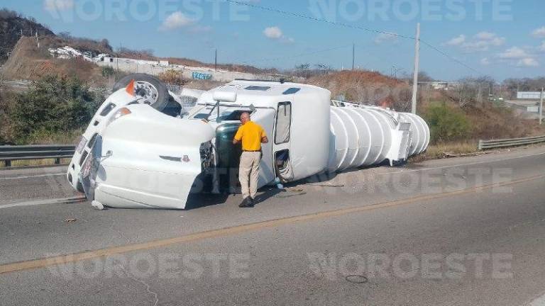 Autoridades resguardan la zona del accidente en el kilómetro 5 de la carretera libre hacia Mazatlán.