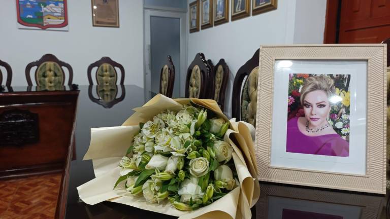 Homenaje póstumo a la regidora Cecilia Sarabia Abraján en la Sala de Cabildo.