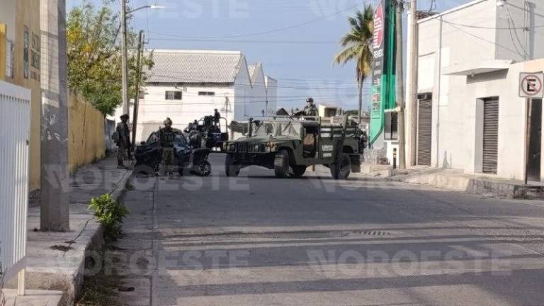 Elementos del Ejército cerca de la zona donde una menor de 14 años y su tío fallecieron durante la balacera de la madrugada de este lunes.