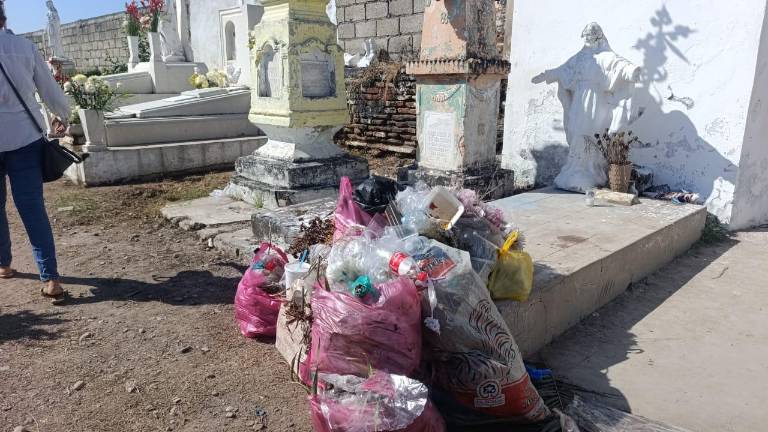 En el interior del panteón se observaron montículos de basura entre pasillos y criptas.