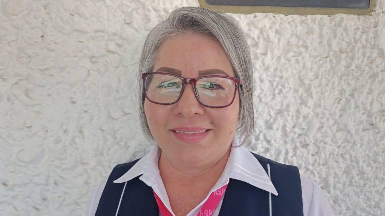 Lucía Sánchez García, encargada del mastógrafo en el Hospital IMSS Bienestar de Escuinapa, anuncia la campaña gratuita para este viernes.