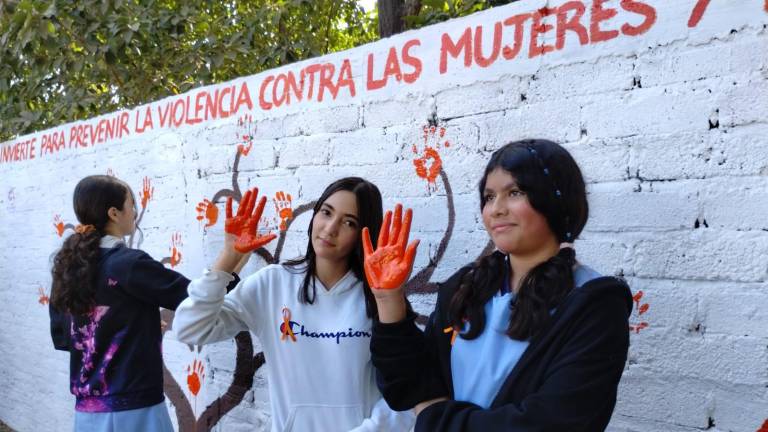 Alumnos y profesores participaron en la creación del mural.