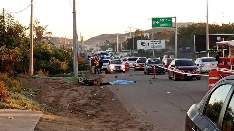 Muere adulto mayor tras choque entre auto y motocicleta en Mazatlán
