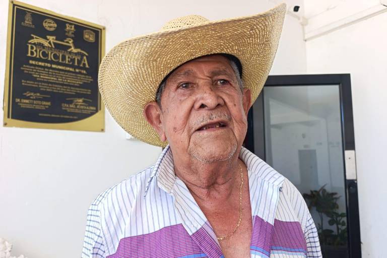Don Ismael necesita un tanque de oxígeno pequeño para acudir a su cita anual con el mar