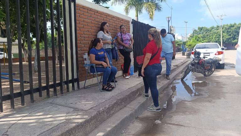 Protesta de padres de familia en un jardín de niños en Escuinapa.