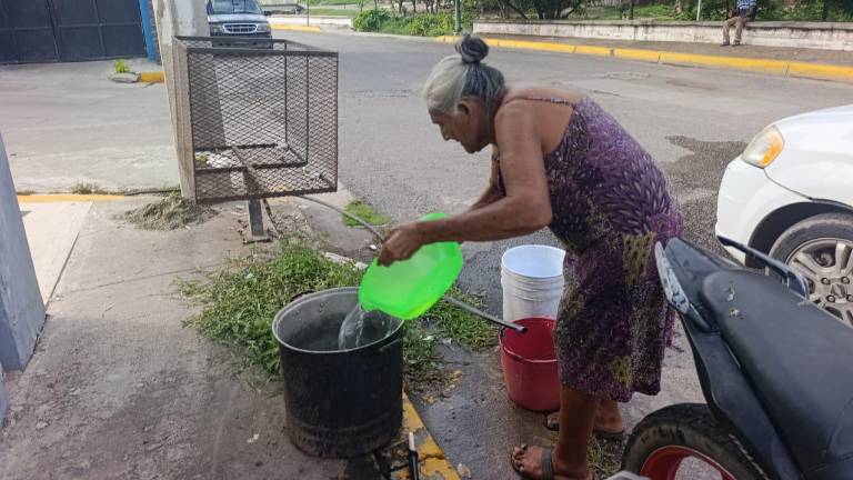Doña Socorro acude a la toma para obtener agua.