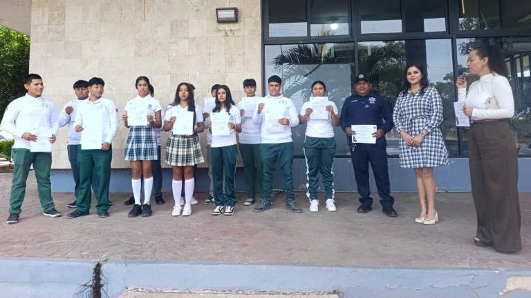 Estudiantes de Cobaes de Escuinapa concluyen con el programa de patrulleros viales.