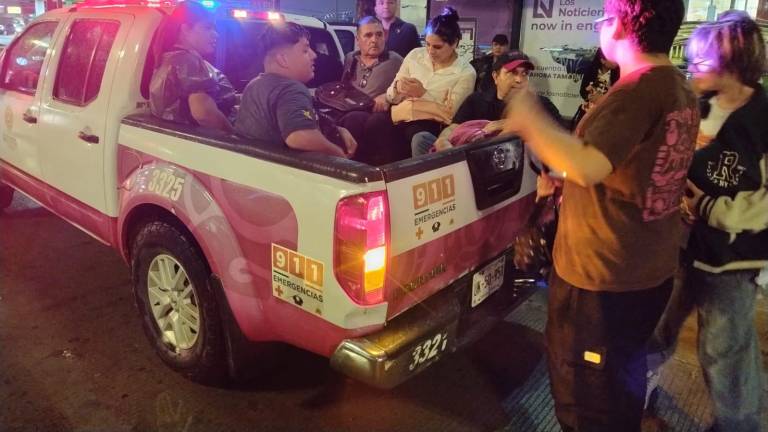 Personal del Gobierno Municipal de Mazatlán ayuda en traslados durante las lluvias registradas la noche del jueves.