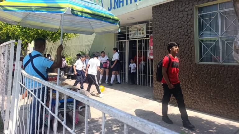 Algunos planteles educativos de Escuinapa registraron baja afluencia de estudiantes.