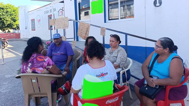 Protesta de jubilados y pensionados en las instalaciones de Jumapae.