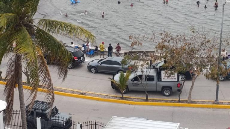 Pocas personas se observaron en la playa de Teacapán.
