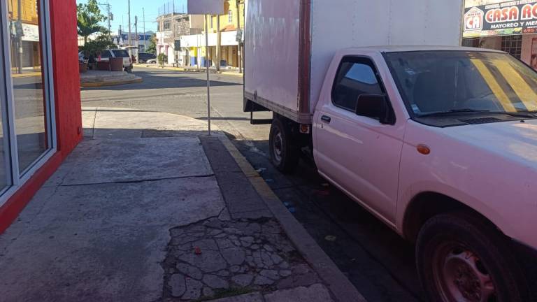 En el Centro de Escuinapa, locatarios del Mercado Miguel Hidalgo señalan que no hay lugar para estacionamientos.