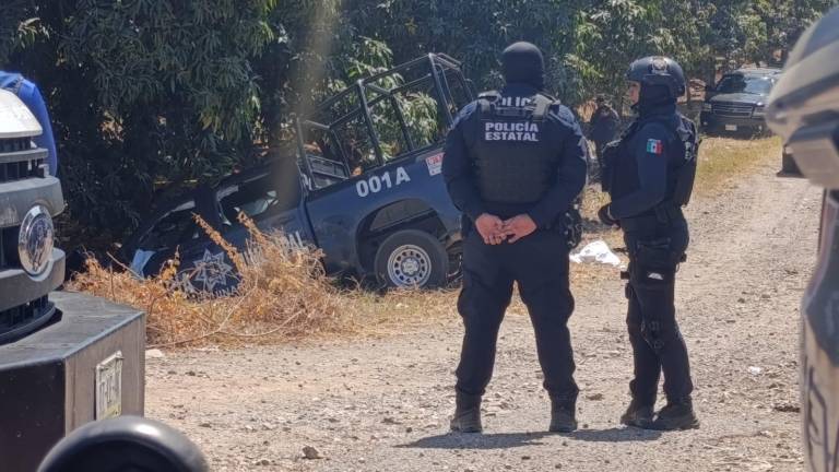 Agentes estatales vigilan la zona donde policías municipales de Escuinapa fueron atacados.