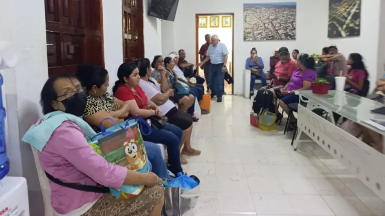 Personas varadas por los hechos de violencia se mantienen en resguardo en el Palacio Municipal de Escuinapa.