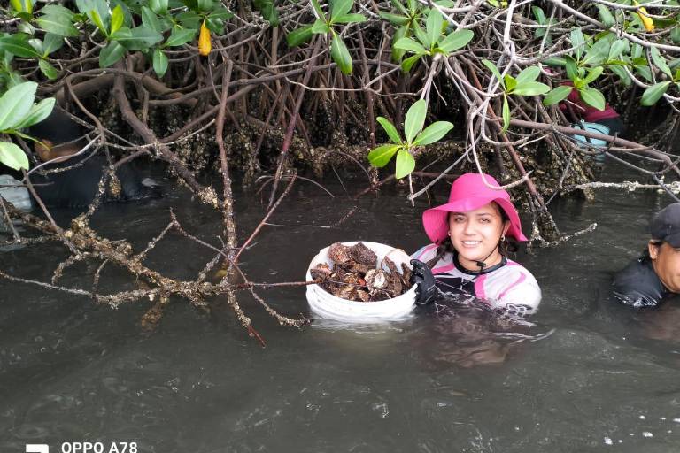 Vanesa enseña a niños de las costas de Navolato a cuidar de las especies del mar