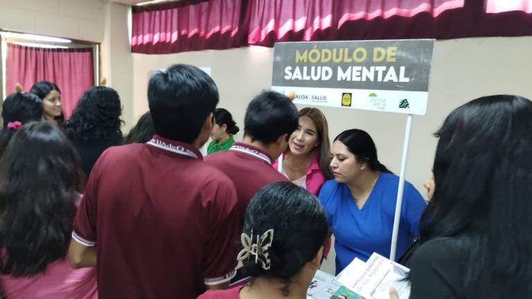 Alumnos de la UAdeO en Escuinapa participaron en la Feria por la Salud Mental, que ofreció talleres y dinámicas.