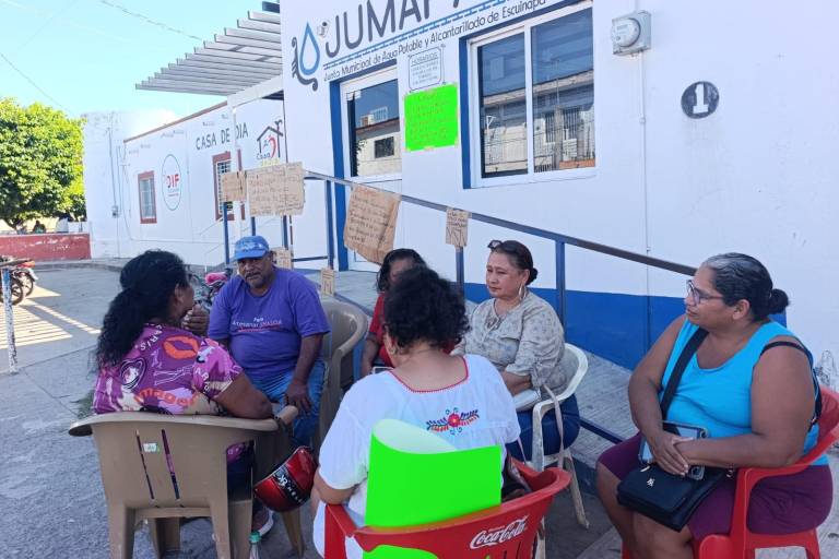 Se plantan pensionados y jubilados de Jumapae ante falta de pagos